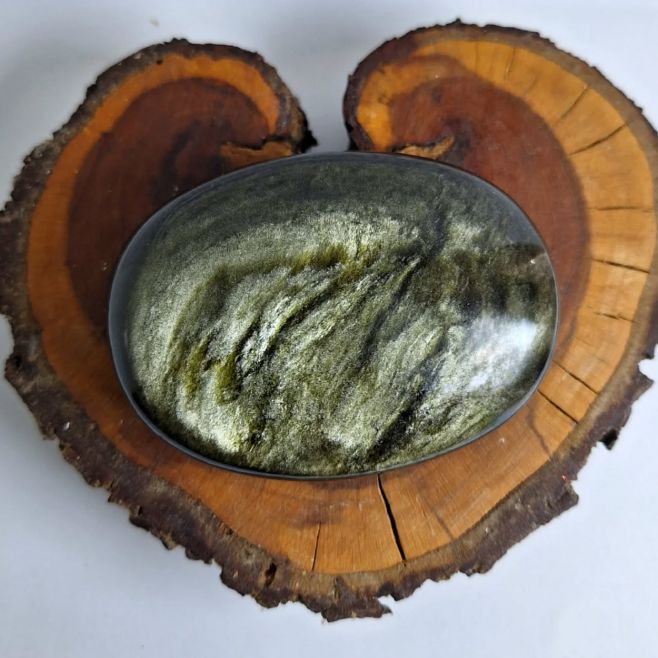 🌟 Zlatý a strieborný obsidián – sila prírody v každom kúsku Dva odtiene ochrany, dva charakteristické prejavy energie. 🖤✨...