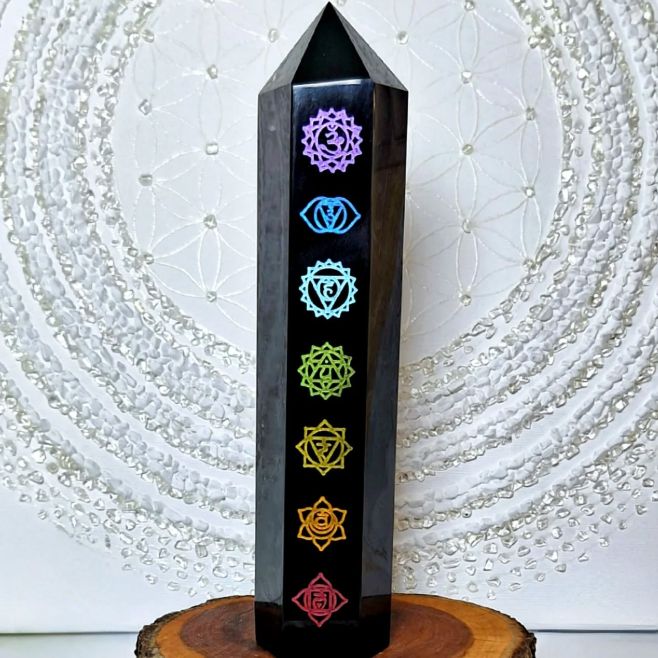 Generátor s čakrami a pyramída z obsidiánu 🌈🖤 Obsidián je kameň, ktorý vzniká stuhnutím lávy – spája v sebe živelnosť ohňa...